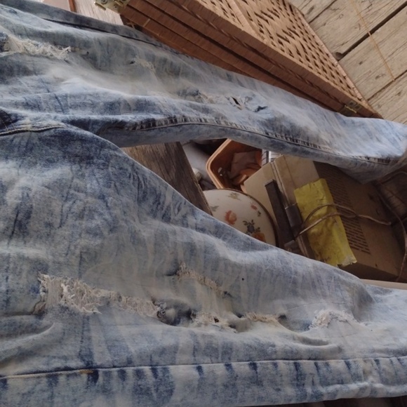 Stylish Blue Distressed Men's Jeans - Picture 2 of 5